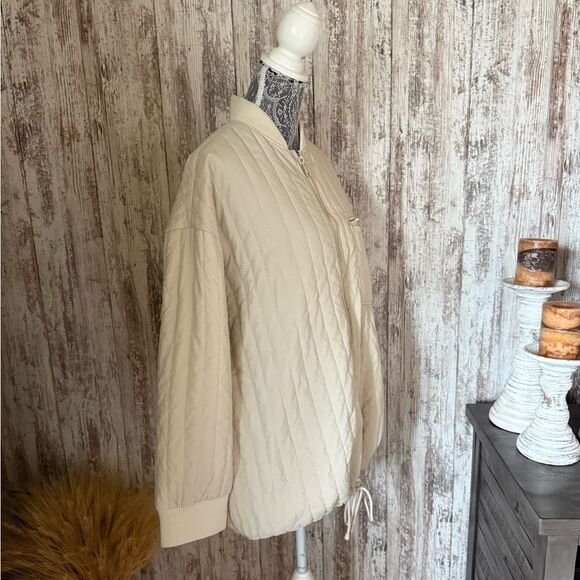 Topshop Quilted Oversized Bomber Liner Jacket in Cream - Picture 3 of 9